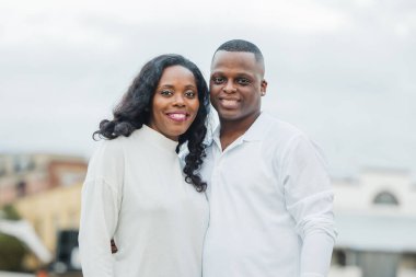 30 'lu yaşlarda sevimli bir çift fotoğraf için poz veriyorlar ve sevgi dolular..