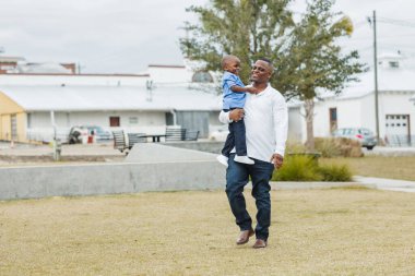Anaokulunda küçük bir çocuk babası tarafından tutuluyor ve konuşuyorlar.