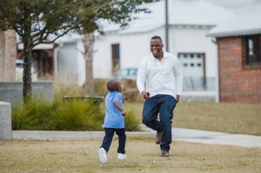 Anaokulu çocuğu babasının yanına koşuyor.