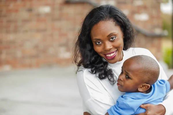 Красивая афро-американская мама обнимает своего дошкольника — стоковое фото