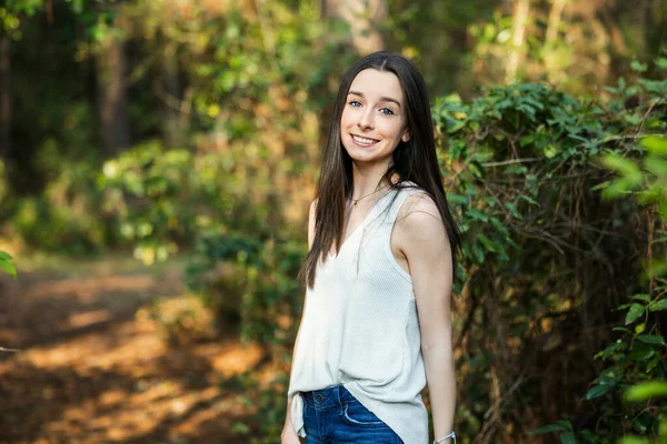 Vacker Glad Tonåring Brunett Flicka Utomhus Ett Skogsområde Våren — Stockfoto