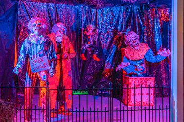 Cadılar Bayramı için perili bir evde bir sürü korkunç palyaço süslemesi..