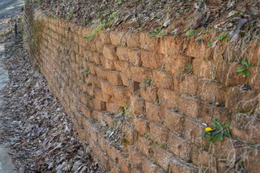 Dağlarda tuğla ve çamurdan yapılmış taşralı istinat duvarı.