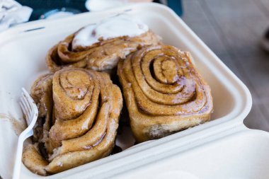 Taze ve sıcak büyük tarçınlı rulo. Bir fırından almak için..