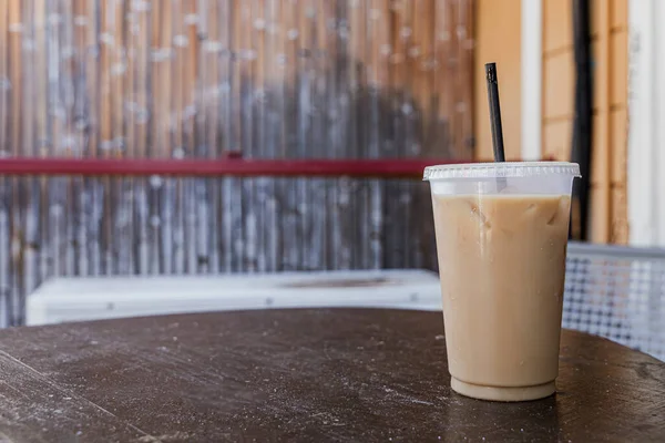 夏威夷一家当地拥有的咖啡店的户外小桌子上坐着一杯冰镇咖啡 — 图库照片