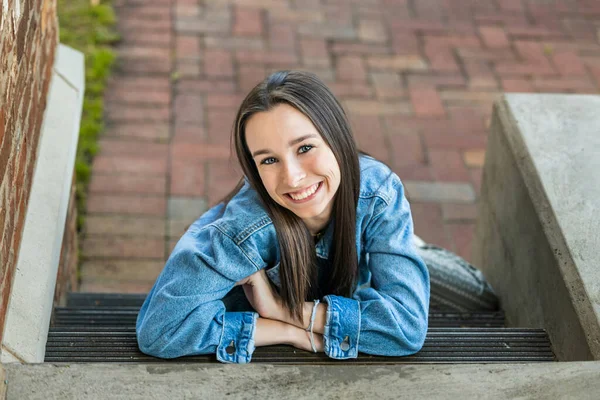 Une Adolescente Aux Cheveux Longs Assise Sur Quelques Marches Ayant — Photo