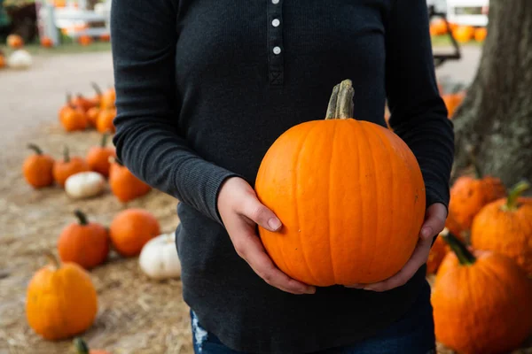 Mujer Sosteniendo Calabaza Naranja Calabaza Festival Local Otoño Parche Calabaza — Foto de Stock