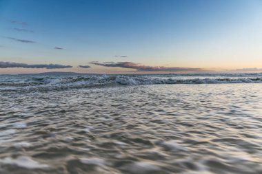 Maui Hawaii sahil şeridine yakın kum, güneş ve sudan oluşan dalgalı bir sahil..