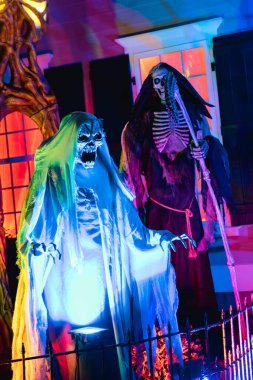 Cadılar Bayramı için perili bir evde salıncakta sallanan korkunç bir palyaço süsü..