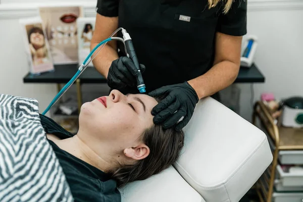 Healthcare Provider Giving Patient Client Non Invasive Resurfacing Treatment Facial — Stock Photo, Image