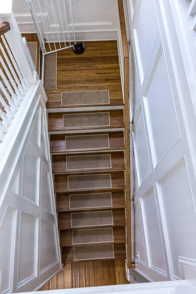 Escaleras Madera Con Acentos Alfombra Para Agarre Con Pasamanos Pintados — Foto de Stock