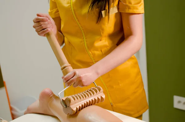美容師は 木製のツールで抗セルライトマッサージを適用します マッサージセラピー 美容スパサロンでの足の治療 セルライトの減少治療 — ストック写真