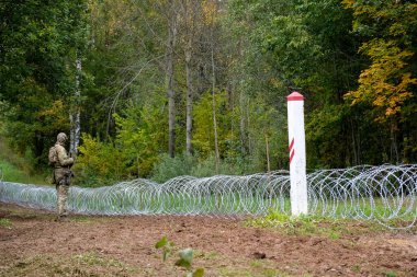 Indra, Letonya - 28 Eylül 2021: Letonya - Letonya Devlet Sınır Muhafızları ve ordusunun dikenli tel örgü kurmaya başladığı Belarus sınırı