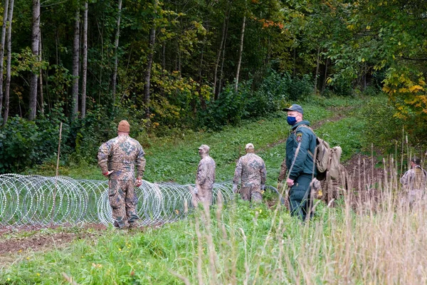 Indra, Letonya - 28 Eylül 2021: Letonya - Letonya Devlet Sınır Muhafızları ve ordusunun dikenli tel örgü kurmaya başladığı Belarus sınırı