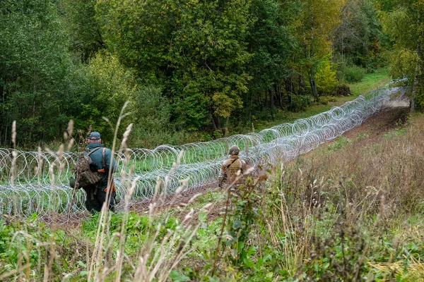 Indra, Letonya - 28 Eylül 2021: Letonya - Letonya Devlet Sınır Muhafızları ve ordusunun dikenli tel örgü kurmaya başladığı Belarus sınırı