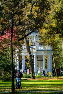 Jurmala, Letonya - 2 Ekim 2021: Kemeri, Kemmern, Jurmala 'daki tatil köyü parkı. Letonya