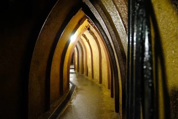Pilsen, Repubblica Ceca - 17 settembre 2021: Pilsen Historical Underground, un labirinto di passaggi, cantine e pozzi sotto Pilsen oldtown. Focus selettivo — Foto Stock