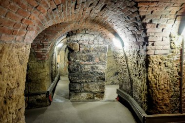 Pilsen, Çek Cumhuriyeti - 17 Eylül 2021: Pilsen Tarihi Yeraltı, Pilsen eski kasabasının altında bir labirent, bodrum ve kuyu. Seçici odak