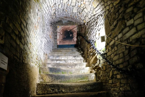체코 공화국의 필젠 - 2021 년 9 월 17 일:필센 역사 지하철 (Pilsen Historical Underground): 필센 올드 타운 아래 통로, 지하실 및 우물들의 미로. 선택적 초점 — 스톡 사진