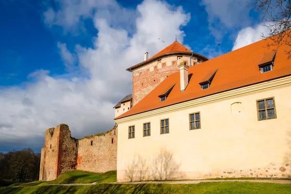 Bauska, Łotwa - 23 października 2021: Historyczny zamek Bauska na Łotwie na wzgórzu w słoneczny jesienny dzień. Skupienie selektywne — Zdjęcie stockowe