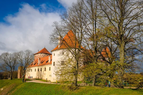 Bauska, Łotwa - 23 października 2021: Historyczny zamek Bauska na Łotwie na wzgórzu w słoneczny jesienny dzień. Skupienie selektywne — Zdjęcie stockowe