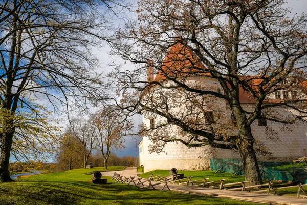 Bauska, Letônia - 23 de outubro de 2021: Castelo histórico de Bauska, na Letônia, no alto da colina, no dia ensolarado do outono. Foco seletivo — Fotografia de Stock