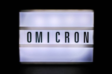 Omicron yazısıyla imzalayın. Covid 19 Salgını. Seçici odak