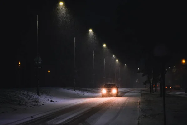 Voitures dans une tempête de neige la nuit sur la route en hiver. Trafic en hiver. Déconcentrés — Photo