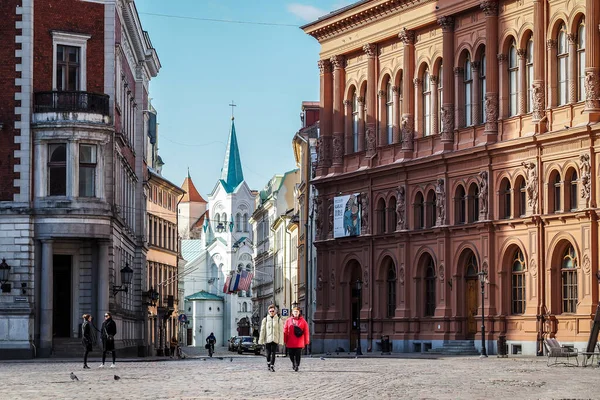 RIGA, LOTYŠSKO - 22. března 2020: Pohled na prázdné náměstí Dom, doma laukums, kvůli karanténě Covid-19 ve starém městě Riga, Lotyšsko — Stock fotografie