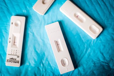 COVID-19 virüs teşhisi, koronavirüs test kaseti tutan kişi, hızlı strep kiti, hızlı antijen tespiti. Odaklanmamış