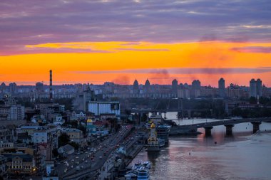 Kiev, Ukrayna - 4 Temmuz 2019: Kiev şehri panoraması, Dnipro gözlem güvertesi, günbatımı arka planda gökyüzü Ukrayna bayrağını oluşturur. Yüksek kalite fotoğraf