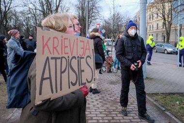 Riga, Letonya - 24 Şubat 2022: Rusya 'nın Ukrayna' daki Riga, Letonya 'daki Rus Büyükelçiliği' ndeki işgalini protesto. Seçici odak
