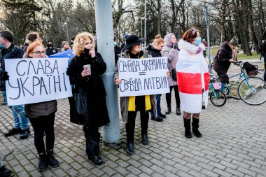 Riga, Letonya - 24 Şubat 2022: Rusya 'nın Ukrayna' daki Riga, Letonya 'daki Rus Büyükelçiliği' ndeki işgalini protesto. Seçici odak
