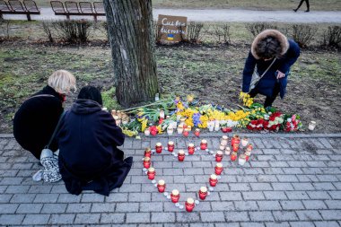 Riga, Letonya - 24 Şubat 2022: Rusya 'nın Ukrayna' daki Riga, Letonya 'daki Rus Büyükelçiliği' ndeki işgalini protesto. Seçici odak