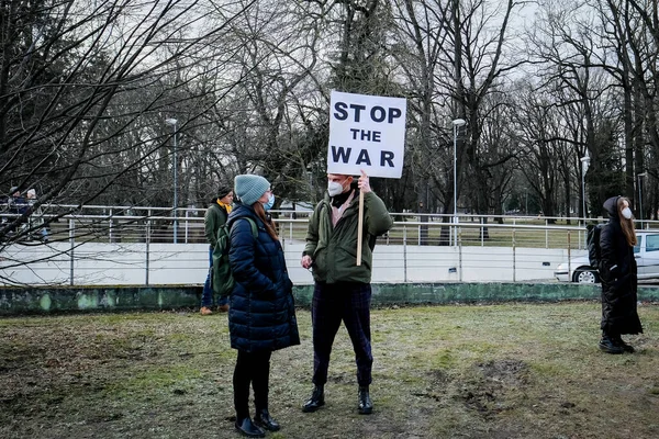 Riga, Latvia - 24 Februari 2022: Protes terhadap invasi Rusia di Ukraina di Kedutaan Besar Rusia di Riga, Latvia. Fokus selektif — Foto Stok Gratis