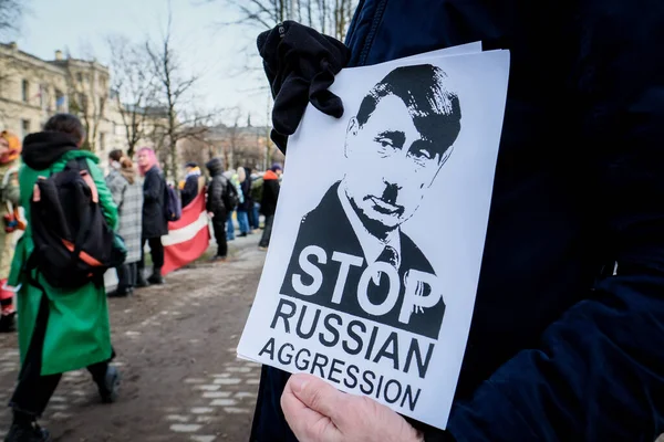 Рига, Латвія - 24 лютого 2022: Протест проти вторгнення Росії в Україну при посольстві Росії в Ризі, Латвія. Вибіркове зосередження — Безкоштовне стокове фото