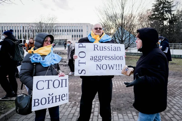 Рига, Латвія - 24 лютого 2022: Протест проти вторгнення Росії в Україну при посольстві Росії в Ризі, Латвія. Вибіркове зосередження — Безкоштовне стокове фото