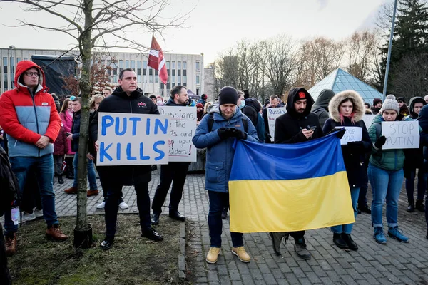 Riga, Latvia - 24 Februari 2022: Protes terhadap invasi Rusia di Ukraina di Kedutaan Besar Rusia di Riga, Latvia. Fokus selektif — Foto Stok Gratis