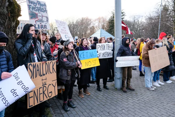 Рига, Латвія - 24 лютого 2022: Протест проти вторгнення Росії в Україну при посольстві Росії в Ризі, Латвія. Вибіркове зосередження — Безкоштовне стокове фото