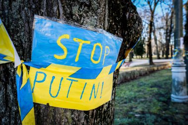 Riga, Letonya - 28 Şubat 2022: Rusya 'nın Ukrayna' daki Riga, Letonya 'daki Rus Büyükelçiliği' ndeki işgalini protesto. Odaklanmamış