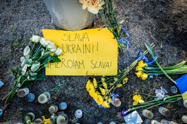 Riga, Letonya - 28 Şubat 2022: Rusya 'nın Ukrayna' daki Riga, Letonya 'daki Rus Büyükelçiliği' ndeki işgalini protesto. Odaklanmamış