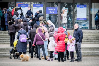 Riga, Letonya - 8 Mart 2022: Ukrayna 'daki savaştan kaçan Ukraynalı mülteciler Riga, Letonya' daki bir mülteci kabul merkezinde toplandılar. Seçici odak