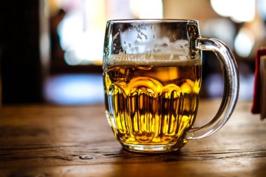 Riga, Letonya - 28 Mart 2022: Bir barda görülen geleneksel Çek birası Pilsner Urquell kupası