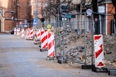 Şehirde yol çalışması, eski şehir. Yığınla kaldırım taşı, kaldırım taşı. Seçici odak