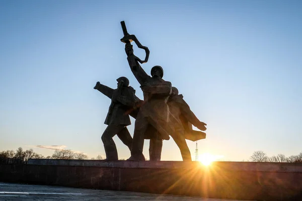 Riga, Letônia - 30 de março de 2022: Vista do monumento do Memorial da Vitória ao Exército Soviético em Riga ao amanhecer. Foco seletivo — Fotografia de Stock