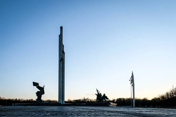 Riga, Letônia - 30 de março de 2022: Vista do monumento do Memorial da Vitória ao Exército Soviético em Riga ao amanhecer. Foco seletivo — Fotografia de Stock