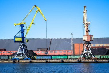 Ventspils, Letonya - 2 Nisan 2022: Letonya Ventspils Limanı