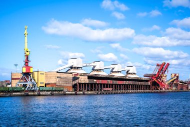 Ventspils, Letonya - 2 Nisan 2022: Letonya Ventspils Limanı