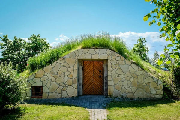 Un bellissimo seminterrato in pietra in una casa di campagna. Sfocato — Foto Stock