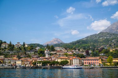 Menaggio, İtalya - 15 Nisan 2022: Como Gölü ve Menaggio liman bölgesi, Lombardy bölgesi